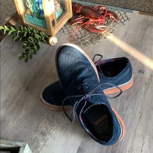 Men’s navy blue dress shoes
